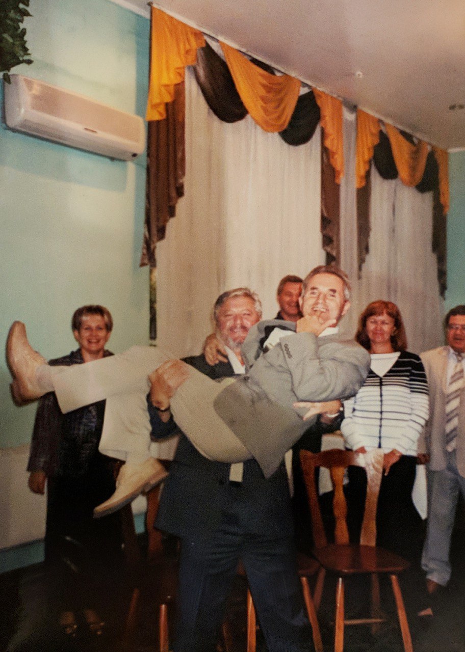 Але не тільки тато не соромиться дитину випускати!