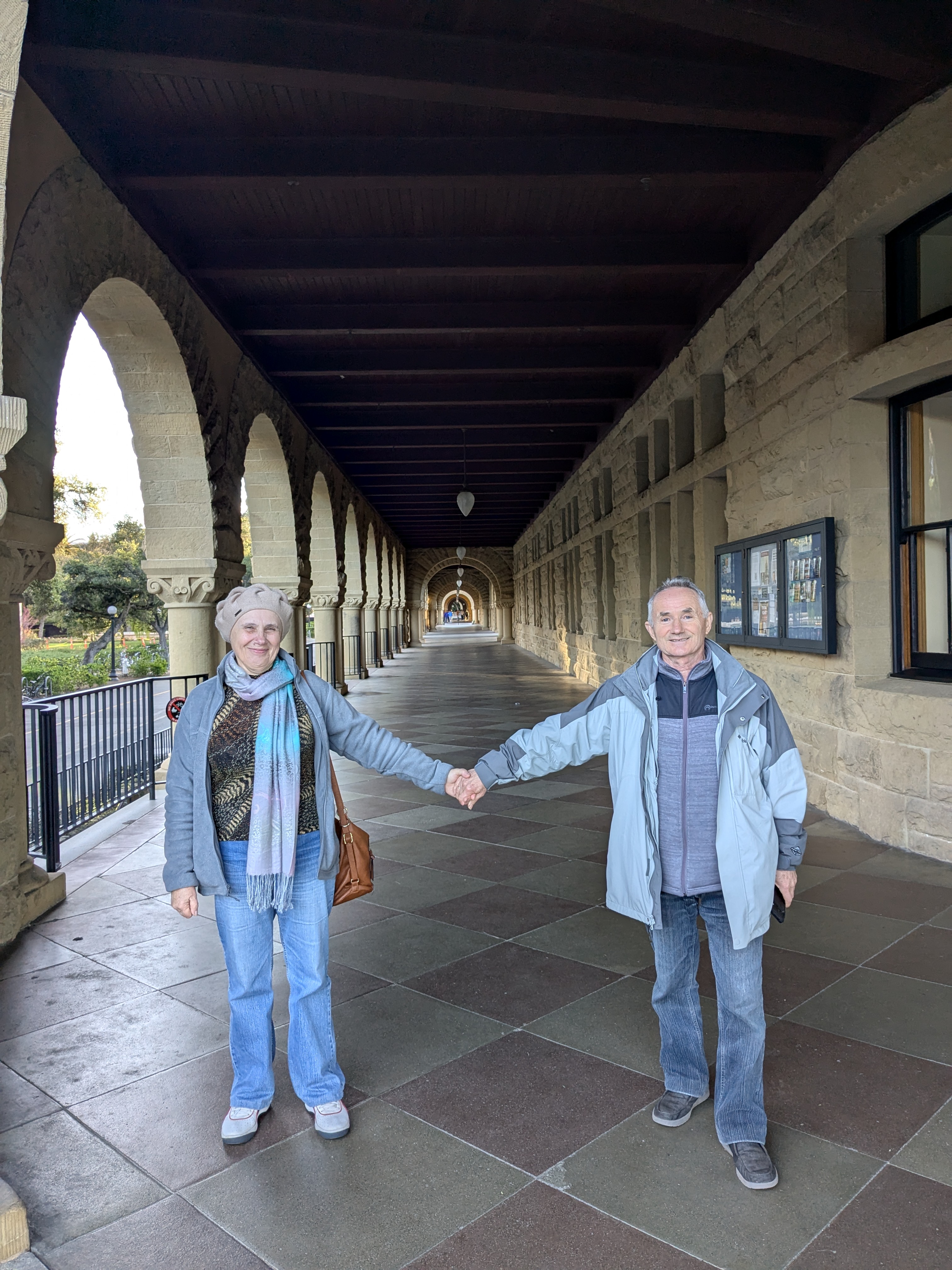 Ходили, ходили та надибали на довгу галерею.